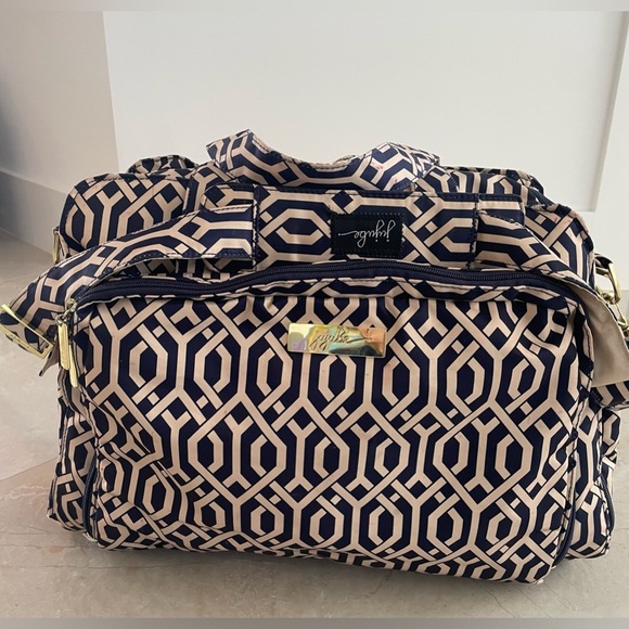 Jujube Diaper Bag 
Geometric Design Top Handle
Adj.Shoulder Strap
Excellent cond - Picture 10 of 10